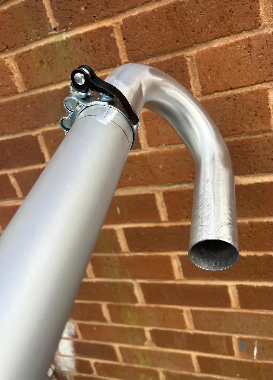 Gutter vacuum pole bend attachment